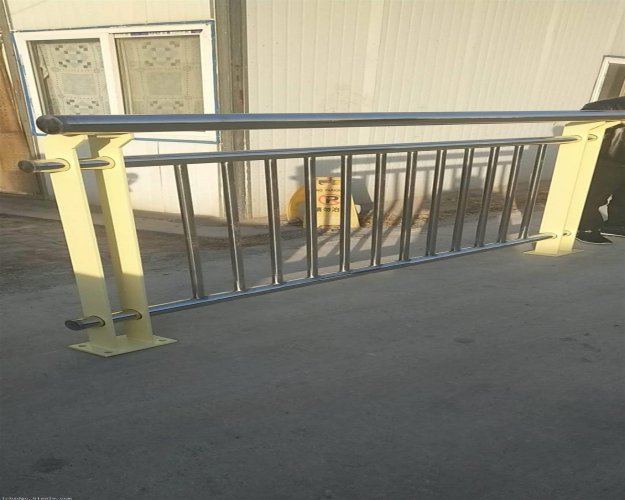 不銹鋼復(fù)合管護(hù)欄